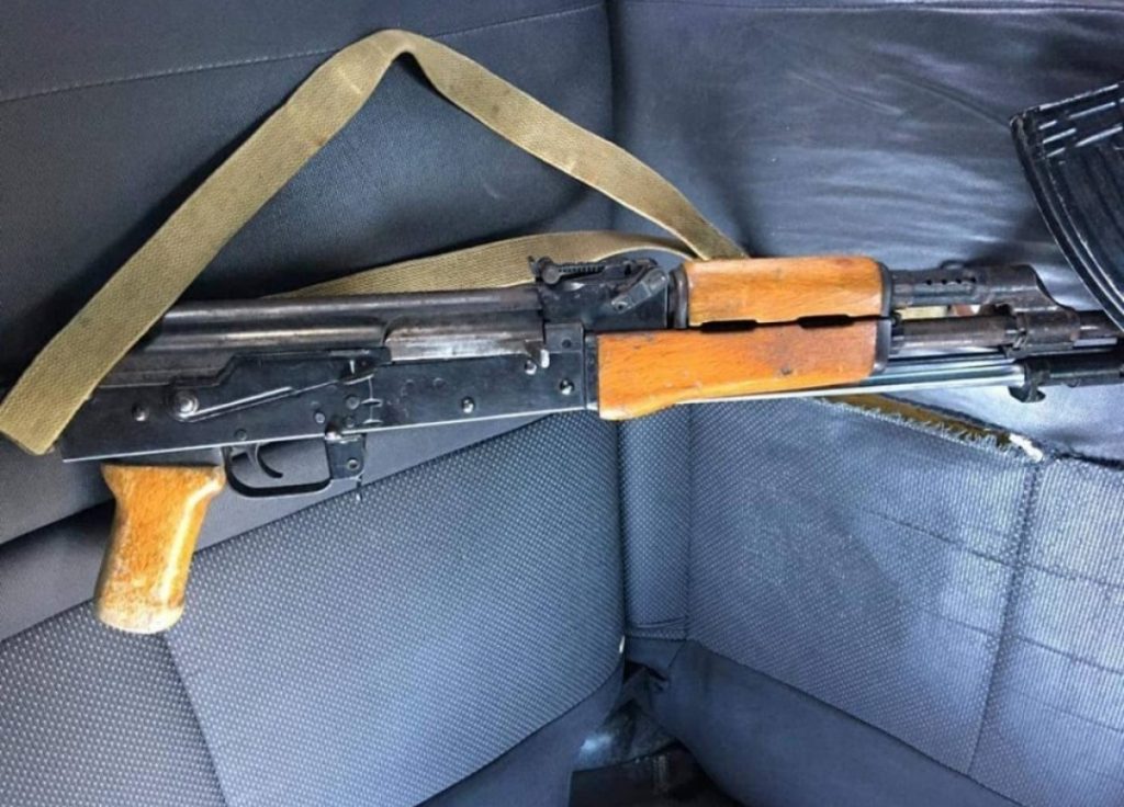 Qëlloi më kallashnikov në ajër, arrestohet 19 vjeçari