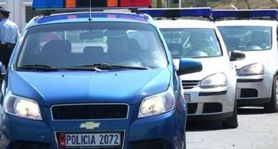 E mitura alarmon familjen dhe Policinë