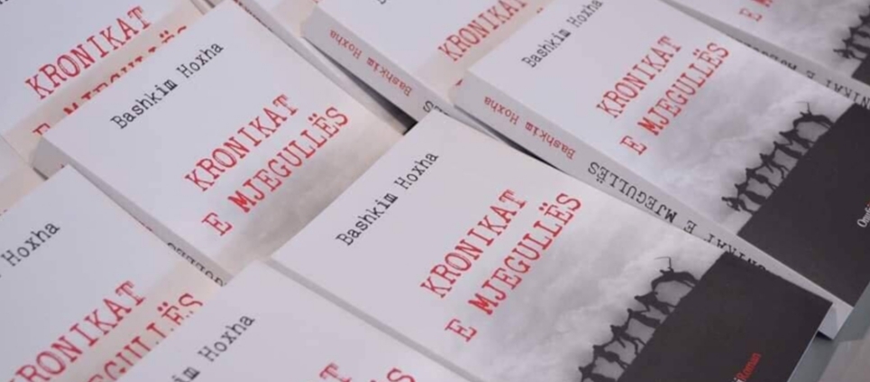 Bashkim Hoxha merr çmimin “Raxhai Surroi”, romani i tij “Kronikat e mjegullës” vlerësohet më i miri i vitit në Kosovë