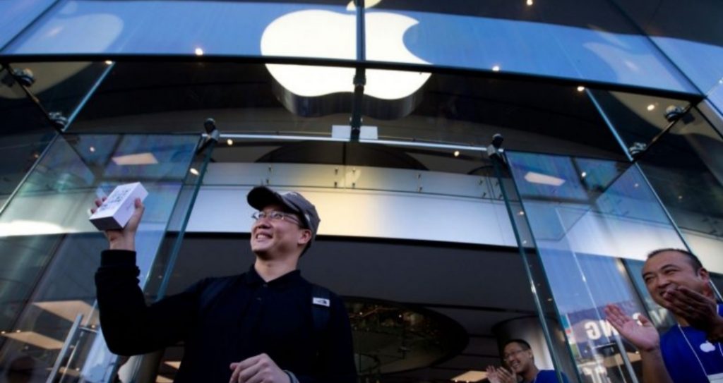 Apple po shkon drejt vlerës së dy trilionë dollarëve
