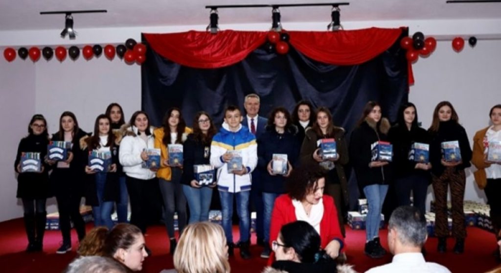 Hoti shpërblen me sete librash 342 nxënës në Pejë