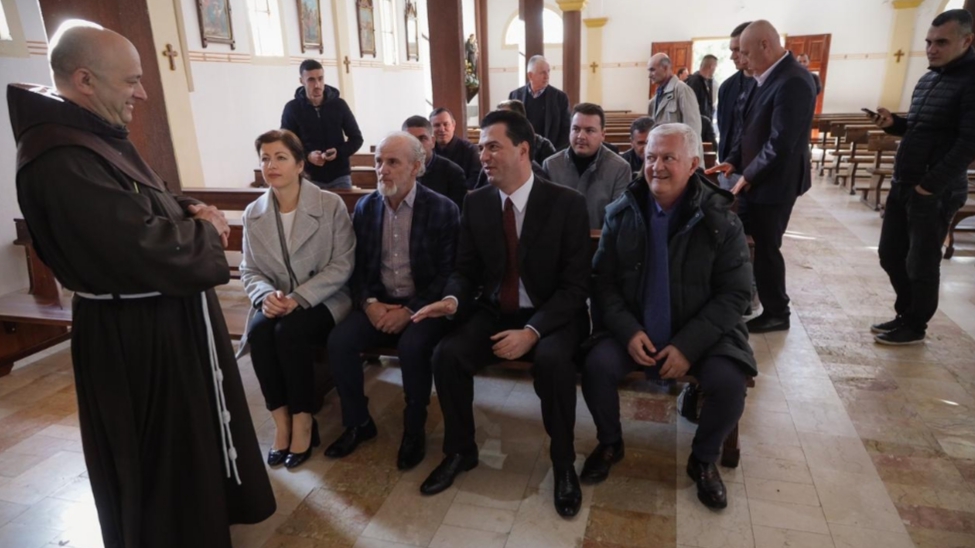 Lulzim Basha, zgjodhi të urojë besimtarët katolikë për Krishtlindje nga kisha e Shën Mhillit në Laç dhe ajo e Shna Ndout.