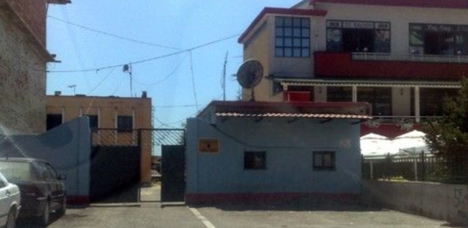 Burri kërcënon me jetë gruan. Ndërhyn policia