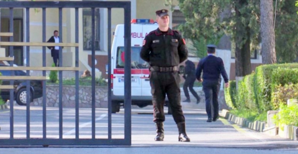 Gardisti ‘masakron’ 30-vjeçarin dhe ‘zhduket’. Kamerat zbulojnë çfarë ndodhi para lokalit