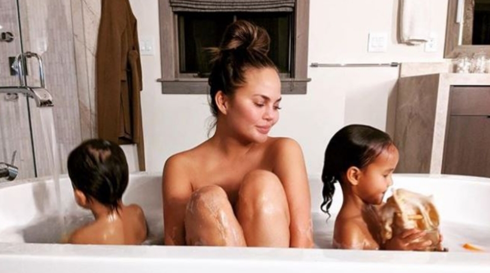 Supermodelja nudo në vaskë me dy fëmijët
