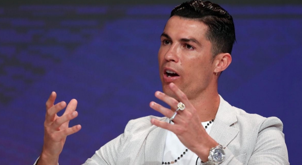 Mijëra dollarë në një dorë, Cristiano Ronaldo tërhoqi vëmendjen e botës me bizhutë e tij
