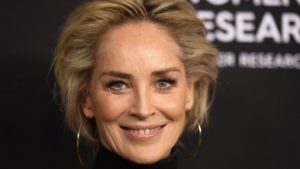 Ylli i Hollywood Sharon Stone kërkon burrë në internet, aplikacioni e bllokon. Nuk e besoi që ishte ajo