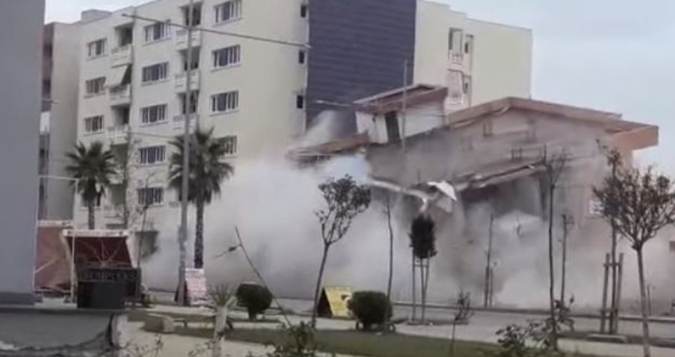 VIDEO/ Momenti kur shembet me shpërthim të kontrolluar pallati i dëmtuar nga tërmeti