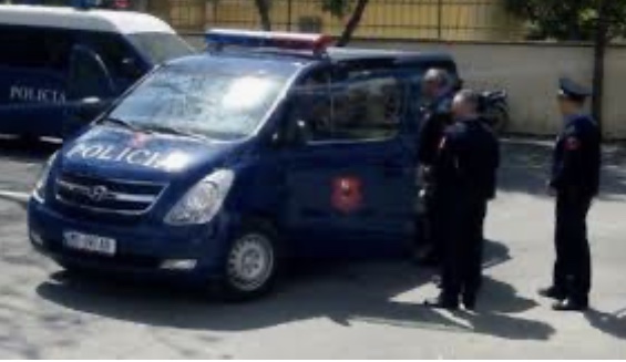 Inskenoi grabitjen, për të fshehur vjedhjen e kompanisë, arrestohet