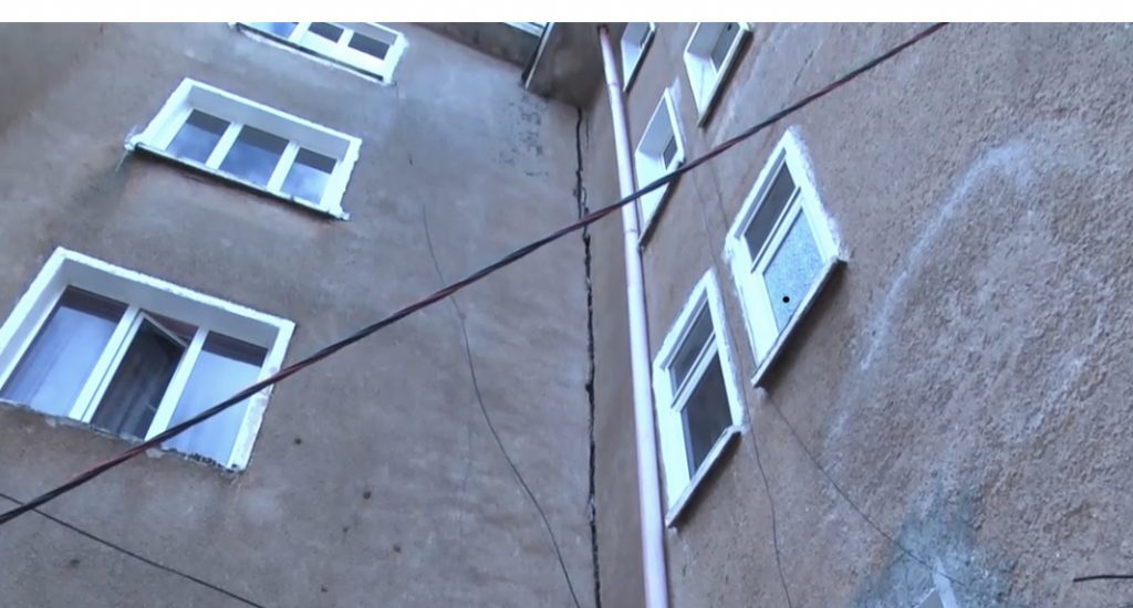 45 familje braktisin banesat në  Bulqizë nga  dëmtimet e tërmetit