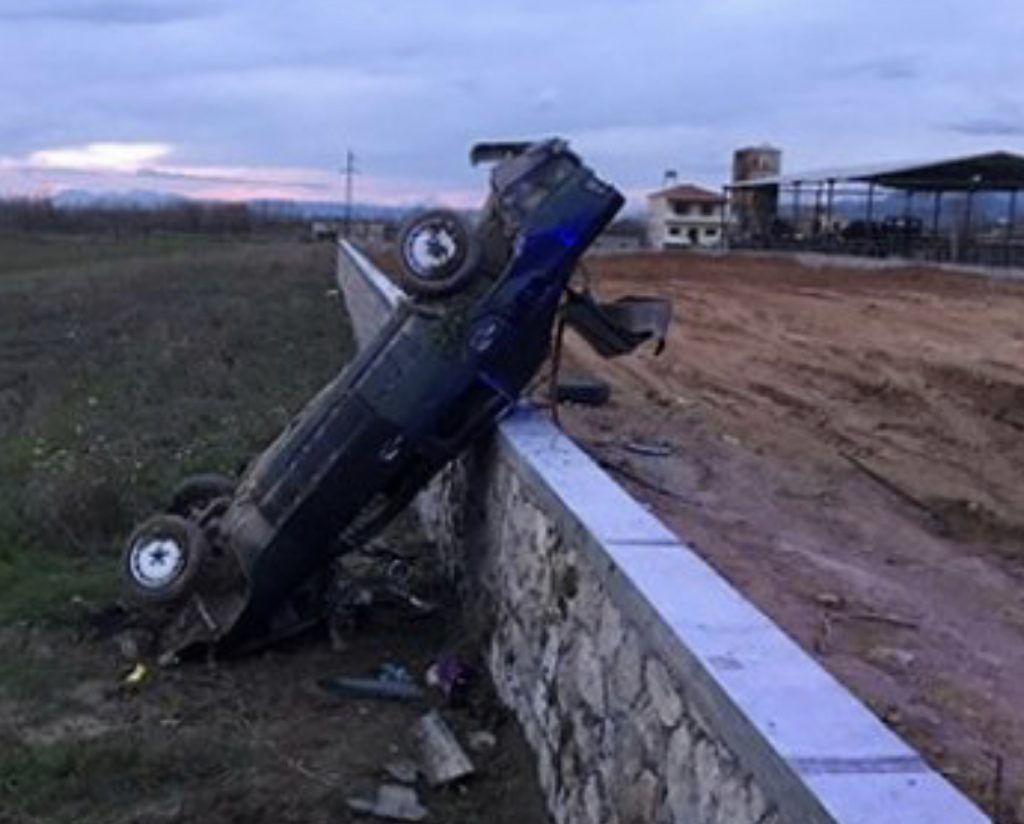 “Benzi” del nga rruga dhe përplaset me bordurën, ndërron jetë i riu (EMRI)