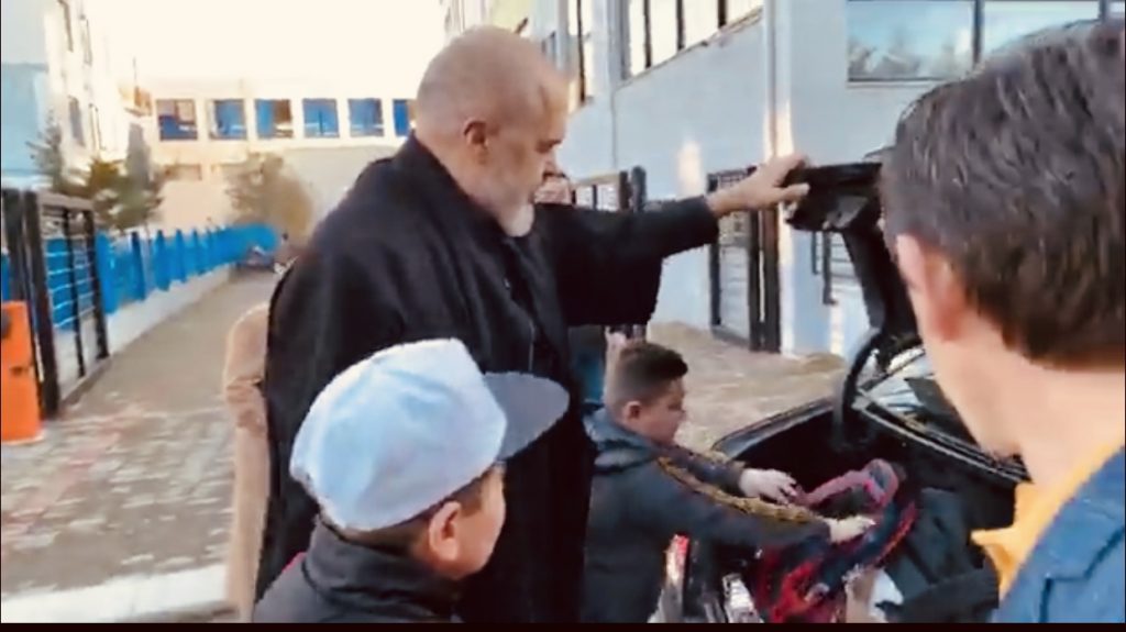Rama lë porosi të prerë në Kamzë:Rakip,mbyll gropën shpejt!