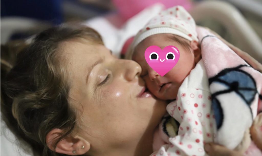 FOTO/Nëna sjell në jetë vajzën në çadrat e emergjencës