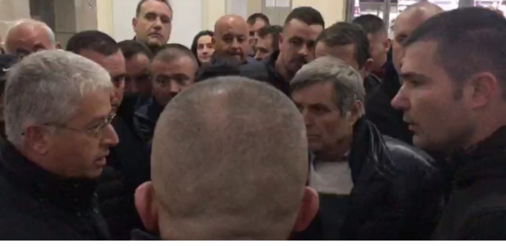 Banorët e 12 katëshit në Lezhë ‘përplasen’ me Lleshajn: Bashkia na tha do t’i vënë shiritin, ka dëmtime serioze
