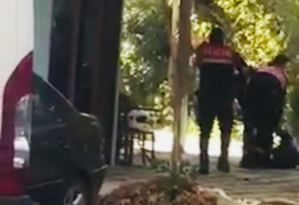 Video shokuese : Policët  kapin një qytetar dhe e dhunojnë ndërsa shikohet që e shtrijnë në trotuar