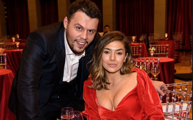 Elvana Gjata largohet nga Shqipëria pas festivalit, miku i saj ‘shigjeton’ jurinë: Eurovizioni të dha 18 pikë
