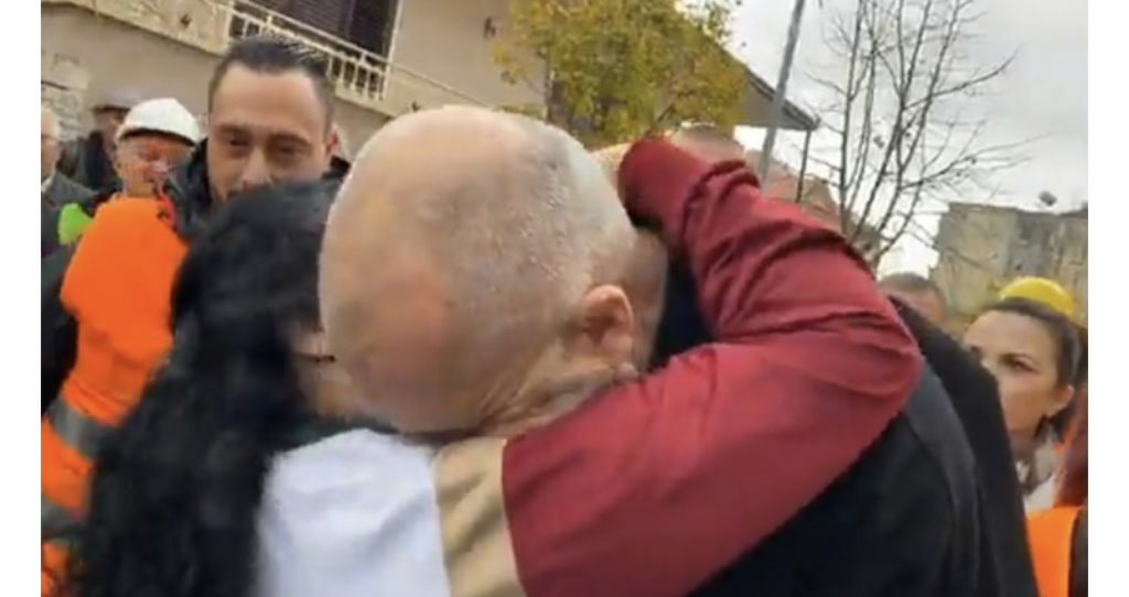 Gruaja i sulet me puthje, Rama: Avash se më mbyte, shih ç’më bone, je ly gjithë ditën sot dhe… (VIDEO)