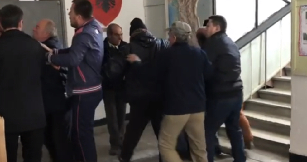 Banorët zihen me grushta për ndihmat