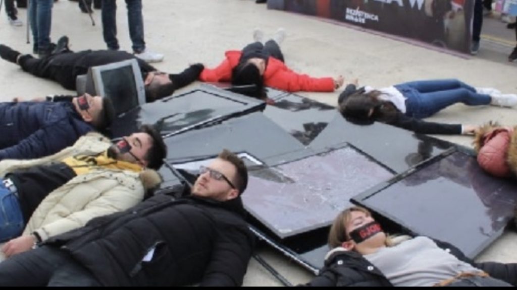 Të rinjtë protestojnë para kryeministrisë kundër ‘Anti-Shpifjes’