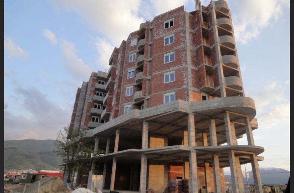Pezullohen lejet e ndërtimit në Tiranë, Durrës e Lezhë