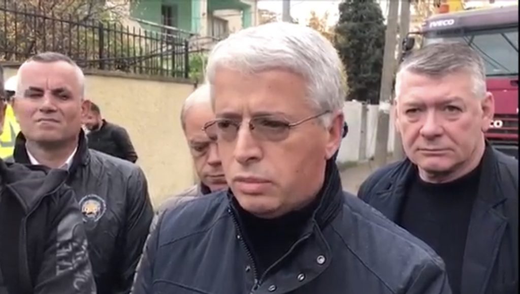 Ministri i Brendshëm flet për shembjen e pallateve të dëmtuara