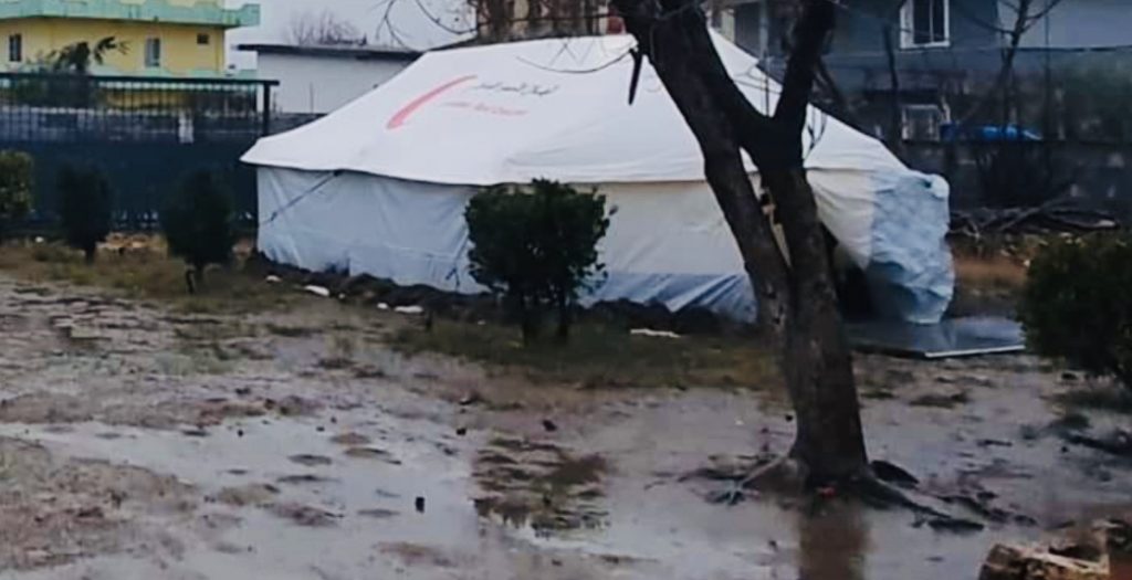 Kjo çadër është në Mamurras në mes të baltës, me 5 femijë të vegjël