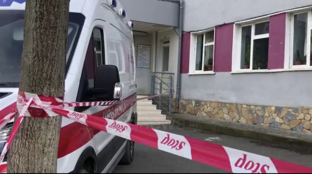 Tërmeti nxjerr jashtë funksionit spitalin e Laçit, i vihet shiriti