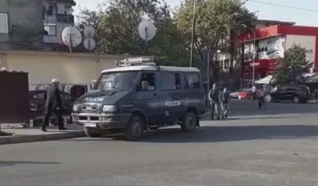 3 te arrestuar në lagjen e Licëve, pranga dhe një biznesmeni