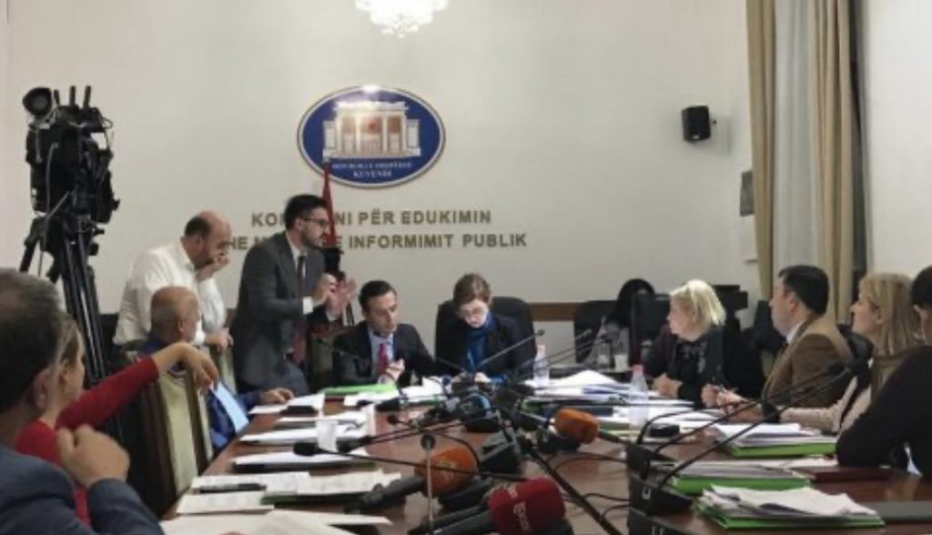 BIRN: Dredhi deri minutën e fundit, draftet për median shkojnë në Kuvend me rritje gjobash