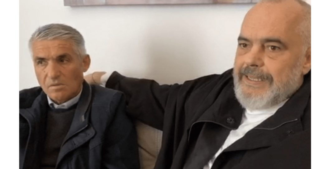 ‘Të kisha ikur dhe unë …’! Përlotet oficeri që humbi gruan, vajzën dhe mbesën nën rrënoja