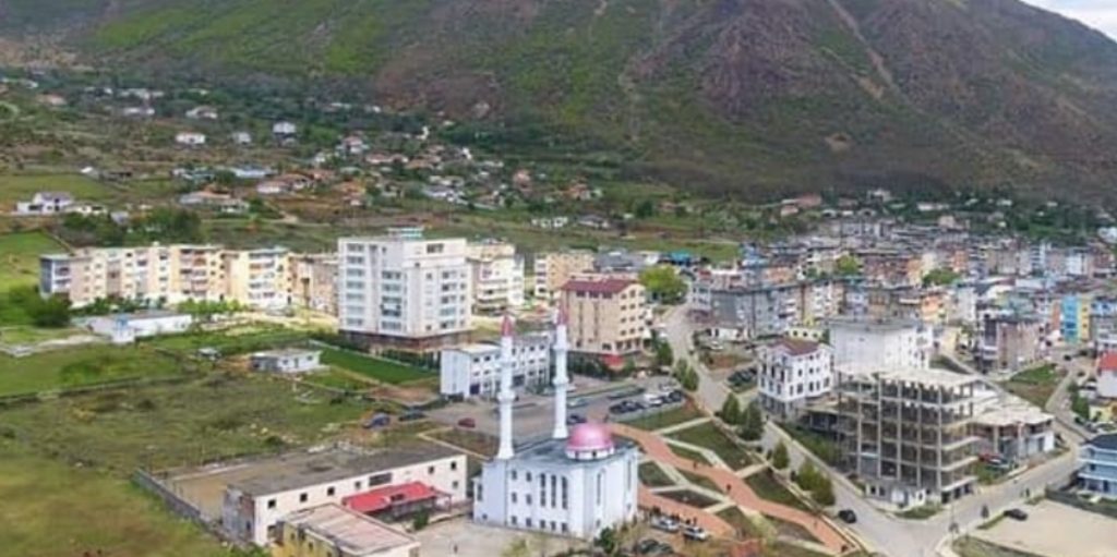 Babai me dy djemtë bëjnë për spital një person, godasin dhe policët
