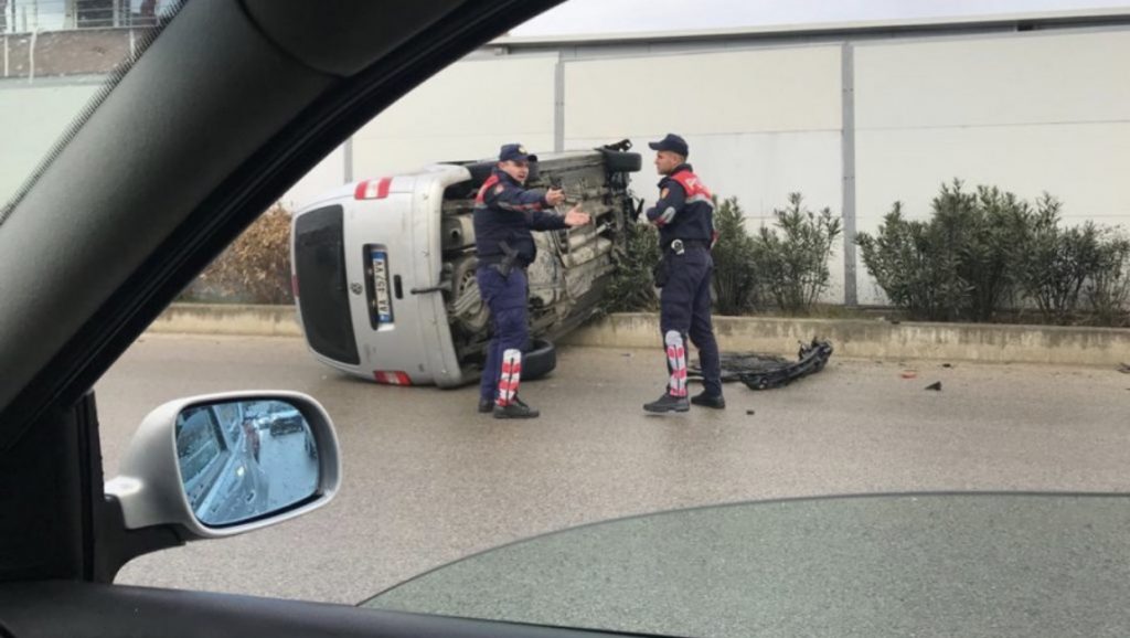FOTO/ Aksident  afër TEG -ut  në Tiranë