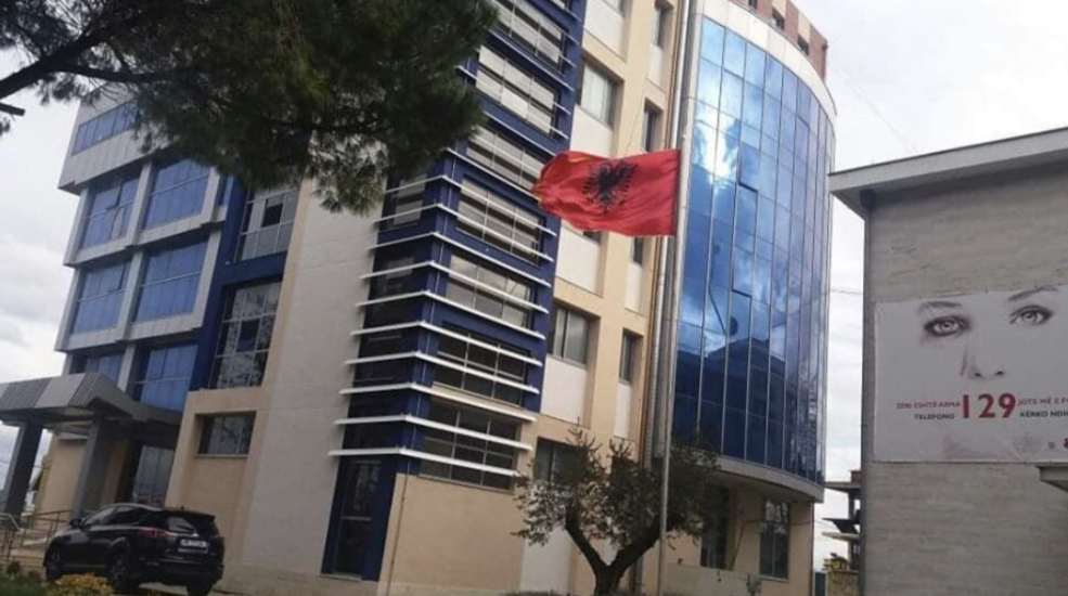 Panik në familje, 33-vjeçari godet me thikë vëllain e vogël