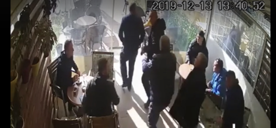 Tërmet… Qytetarët e Durrësit frikë edhe nga era! Shikoni si reagojnë kur dëgjojnë një zhurmë të vogël