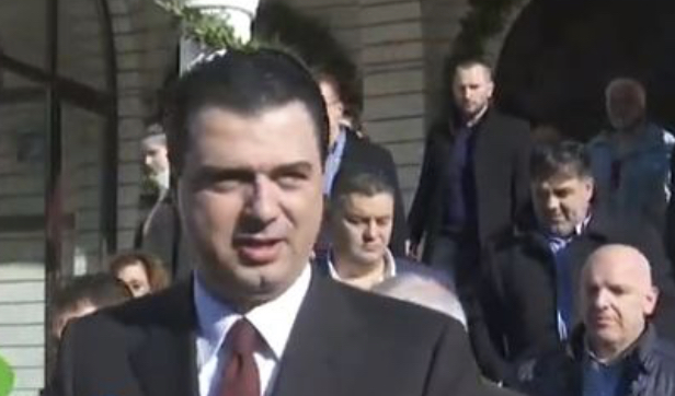 Basha uron shqiptarët: Çdo familjeje të prekur nga tërmeti …