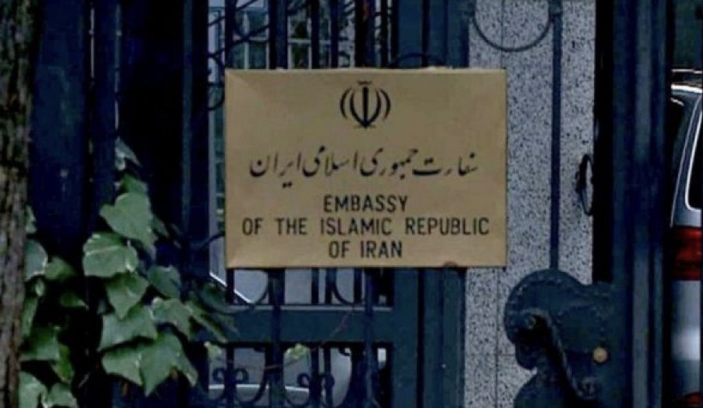 Anti-Terrori përcjell në Rinas dy diplomatët iranianë