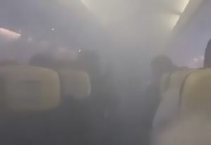 Avioni mbushet me tym, pasagjerët në panik