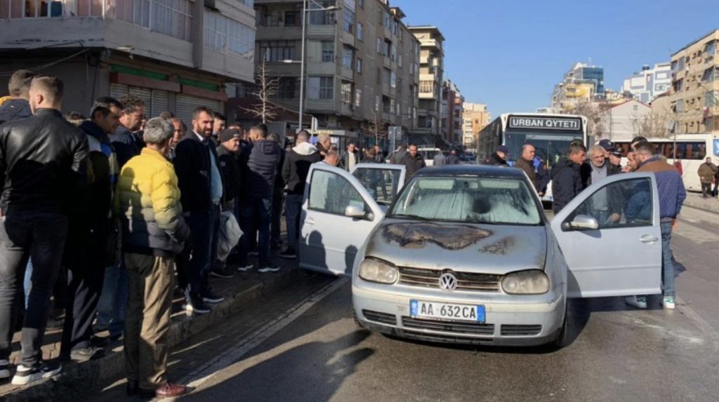Digjet makina, shpëtojnë çifti me fëmijën 7- vjeçar