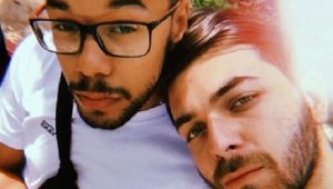 Pas martesës së bujshme gay, moderatori i njohur sjell bashkëshortin në vendlindje