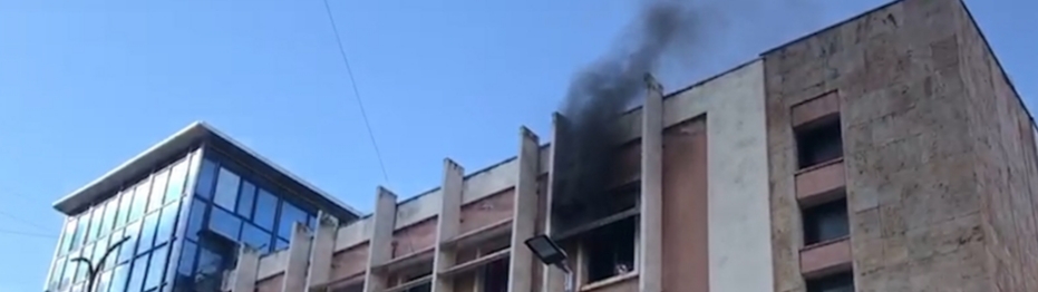 Zjarr i madh në Tiranë, në flakë njësia bashkiake në “Bulevardin Zogu i Parë”