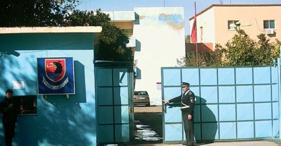 Momente paniku, burri rreh ish-gruan në sy të fëmijëve dhe tenton t’i vërë zjarrin shtëpisë