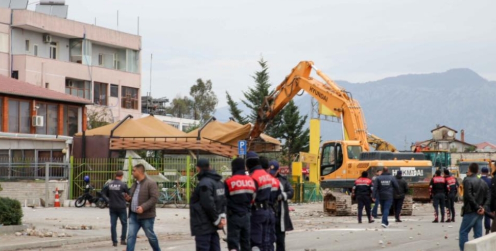 Tiranë: Përfundon shembja e pesë ndërtesave në zonën e Astirit