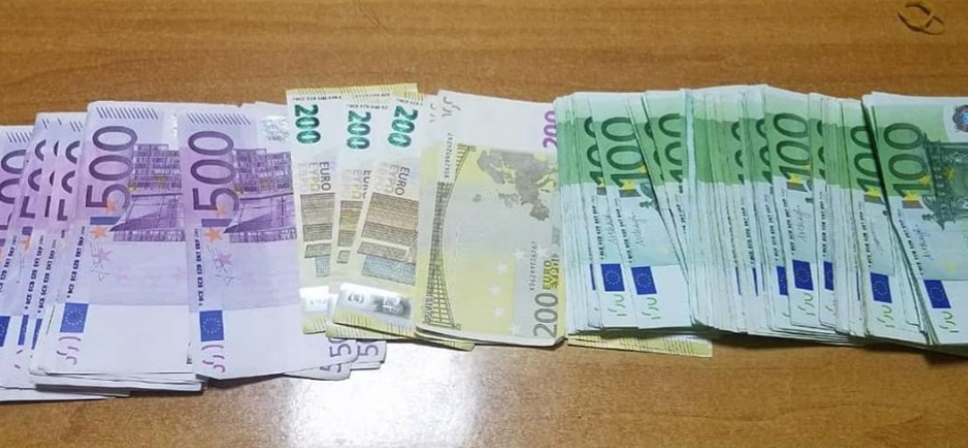 Të riut në Rinas i gjenden 20 mijë euro, durrsaku i kishte futur në…