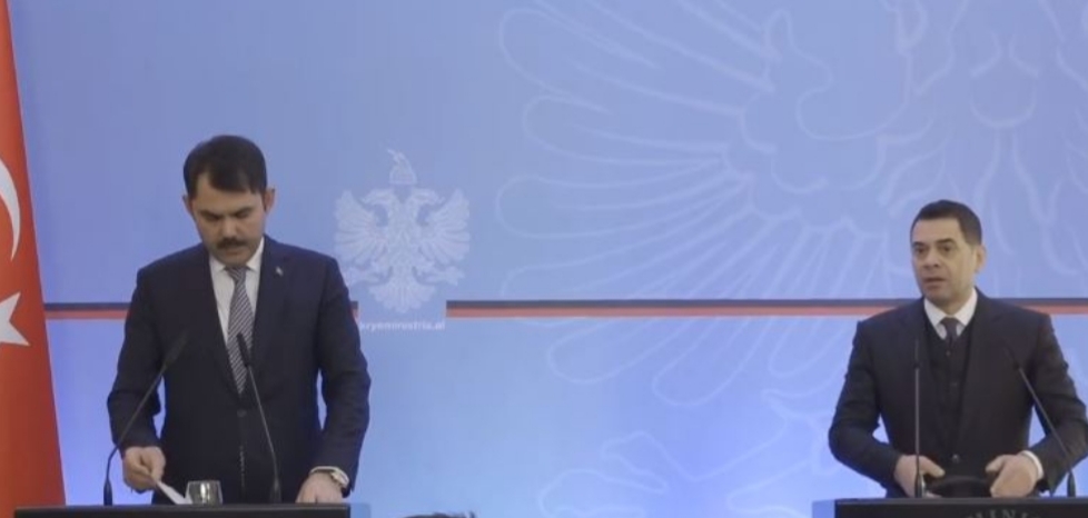 Ndërtimi 500 banesave nga Turqia, ministri turk: Projekti të përfundojë brenda 6 muajve. Ahmetaj: Kjo na vendos nën presionin e …