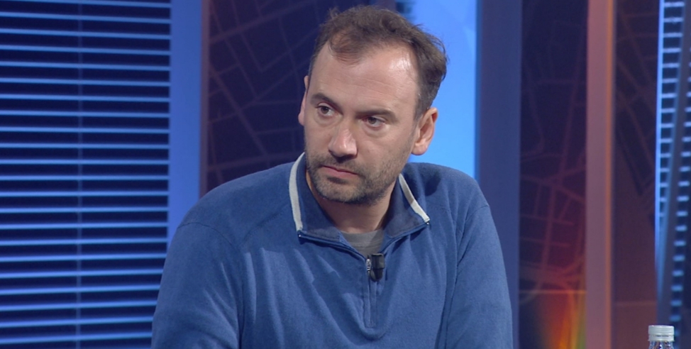 Pedagogu Ervin Goci: “Kush ka noj lek borxh sa t’më kalojnë rrogën?”