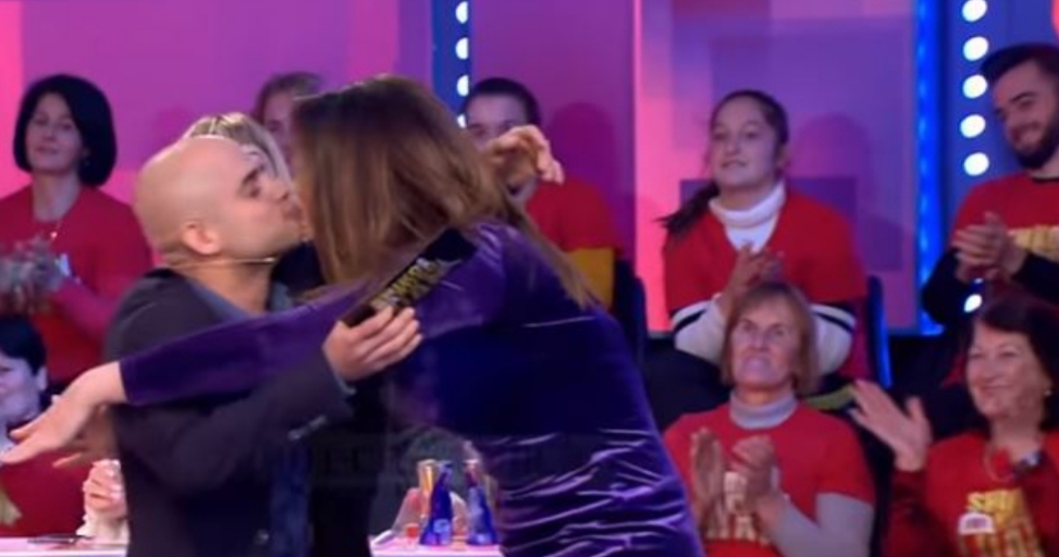 Aktorja e “Portokallisë” puth në buzë partnerin te ‘çifti i lumtur”, Irgen Çela flet për largimin e Delinda Dishës: Jam i kënaqur nga përmasat…