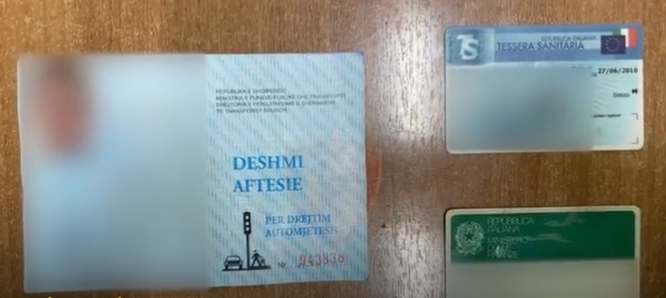 Kush janë dy të arrestuarit që vinin gjoba, në makinë me fenelina e sirena policie, detaji që zbuloi të shkuarën e frikshme