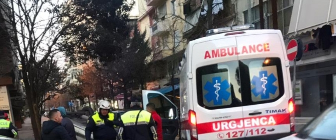 Makina kthehet përmbys në mes të Bllokut, shoferja transportohet me urgjencë drejt spitalit