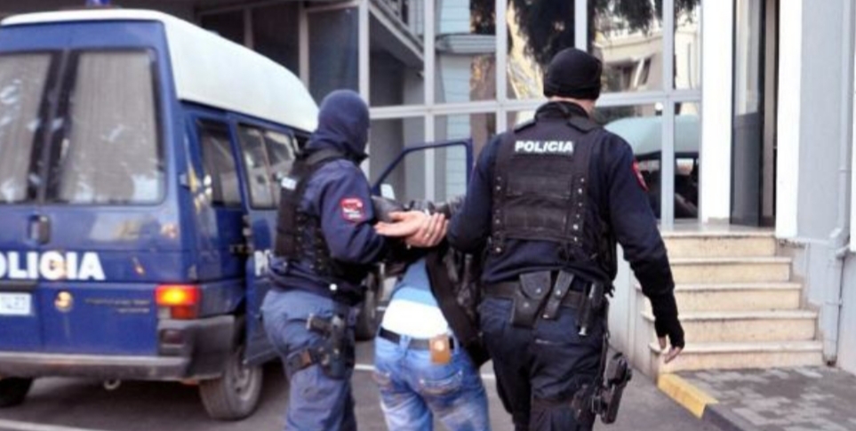 Prangosen pesë persona në Tiranë për dhunë ne familje dhe vjedhje
