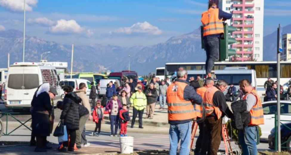 Zhvendosja e terminalit të autobusëve drejt Kamzës rrit ankesat dhe kostot e pasagjerëve